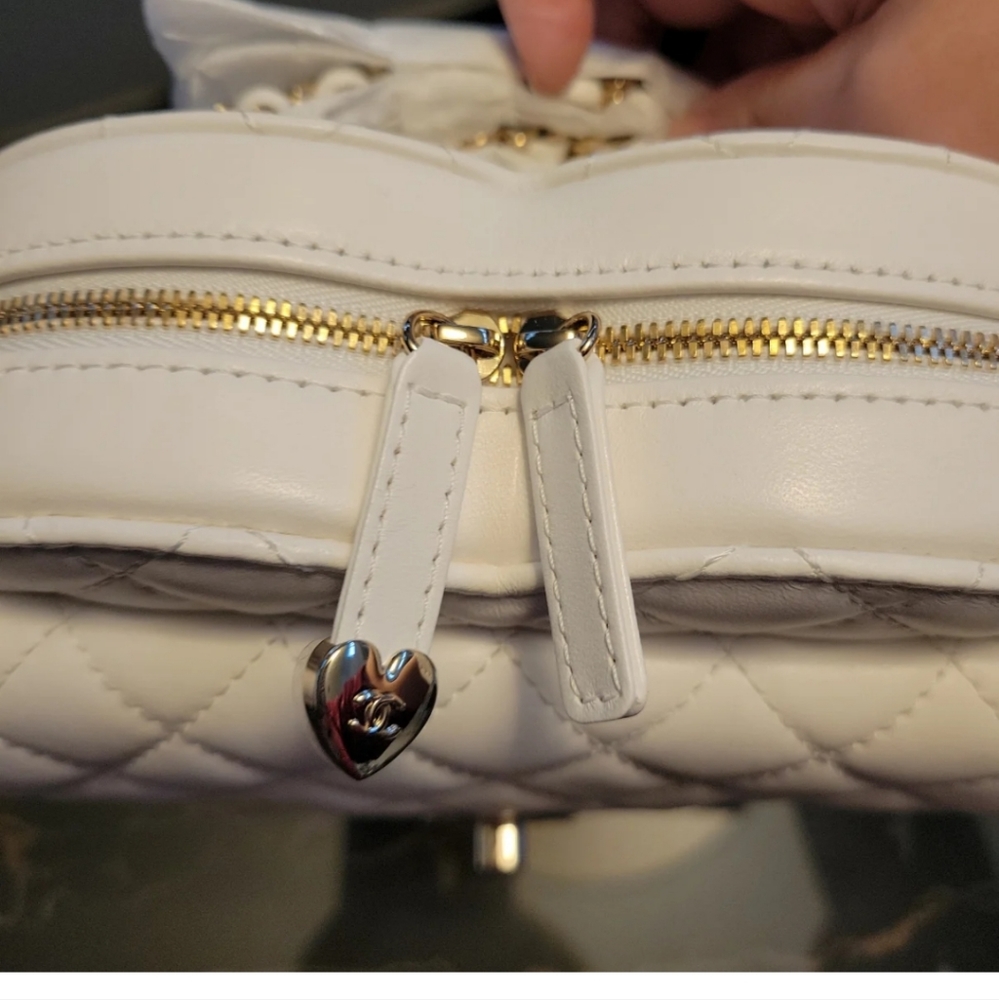Chanel heart bag large size in white - Picture 7 of 16